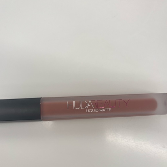 NWOT Huda Liquid Lipstick in “trendsetter” - Picture 1 of 3